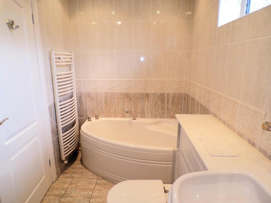 GreenLane109bath1.JPG