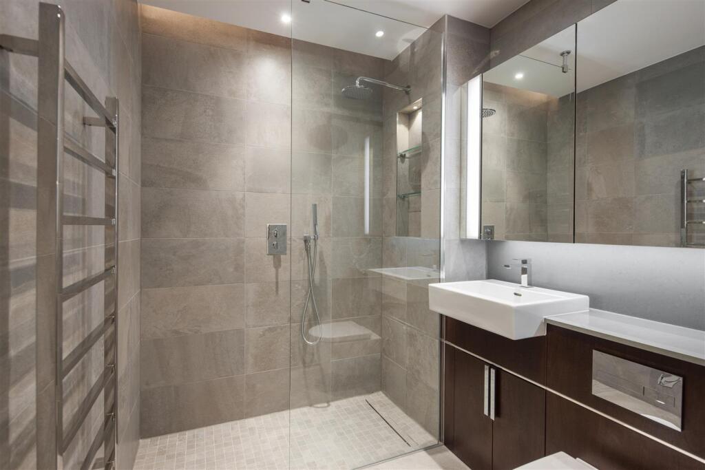 31 Thornes House - Shower.jpg