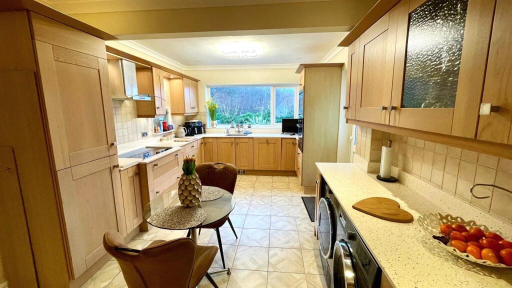 KITCHEN/ BREAKFAST ROOM