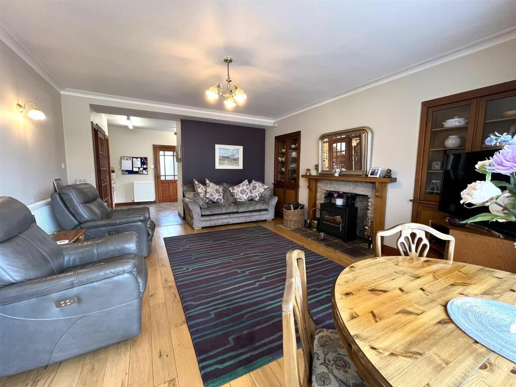 DINING/FAMILY ROOM