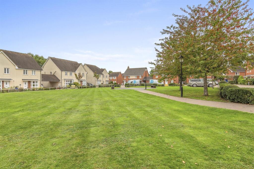 COMMUNAL GREEN
