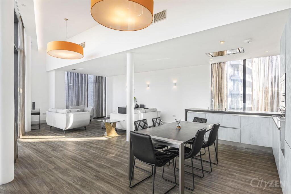 KITCHEN/RECEPTION