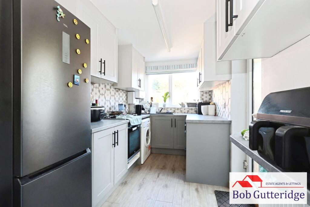 MODERN FITTED KITCHEN