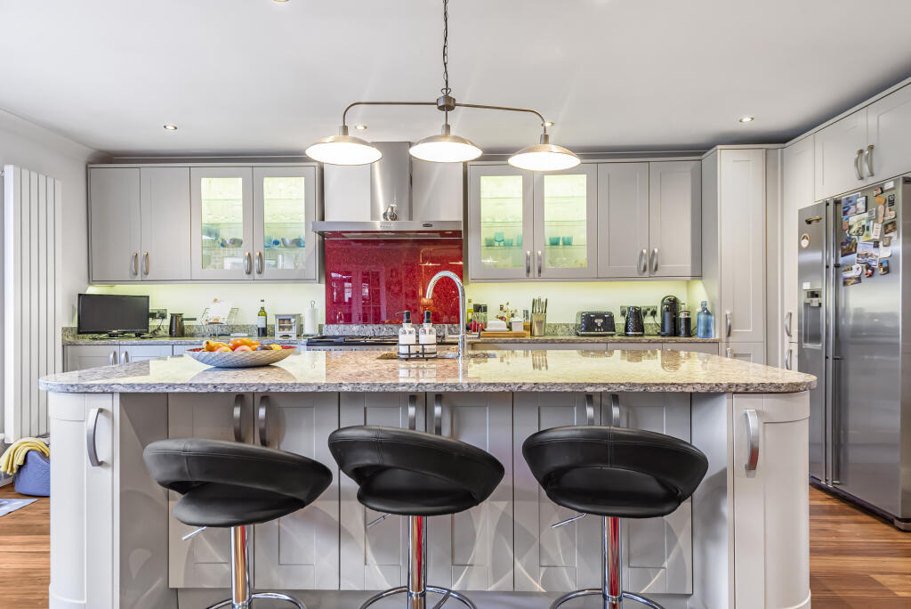 Kitchen and Breakfast Bar