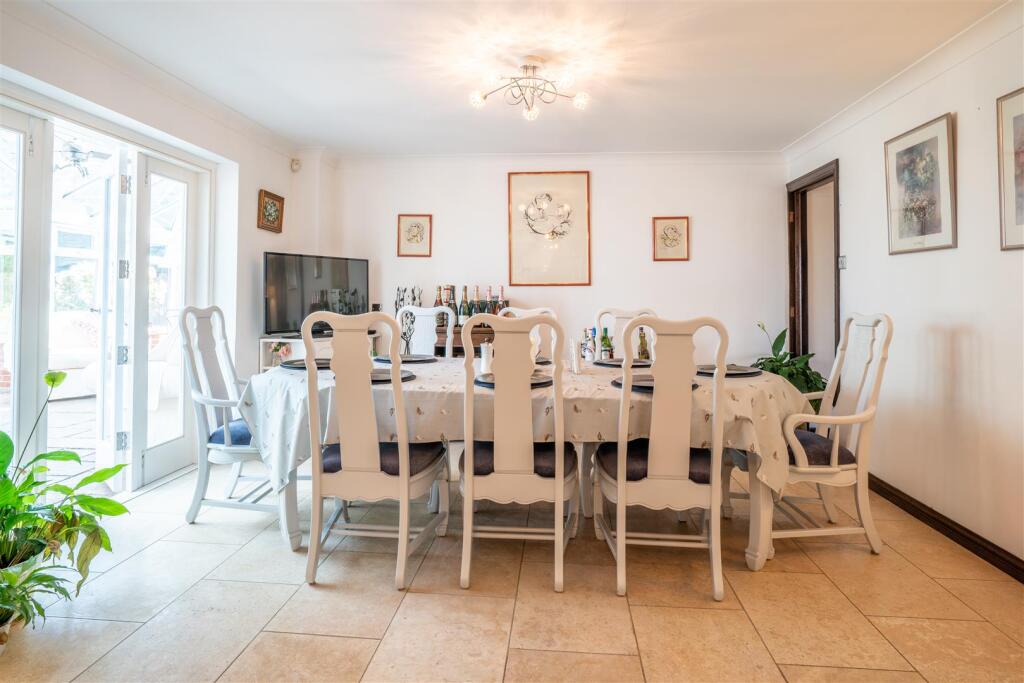 Kitchen/Breakfast /Entertainment Room