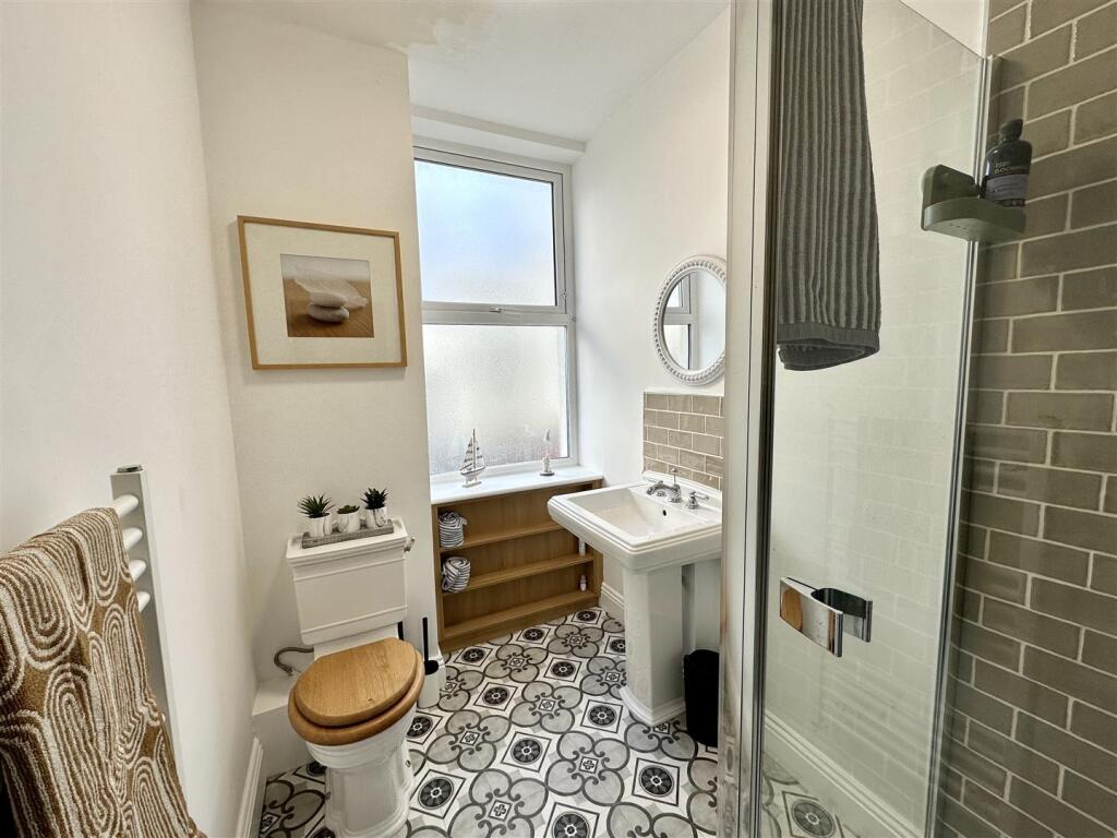 Communal shower Room 1