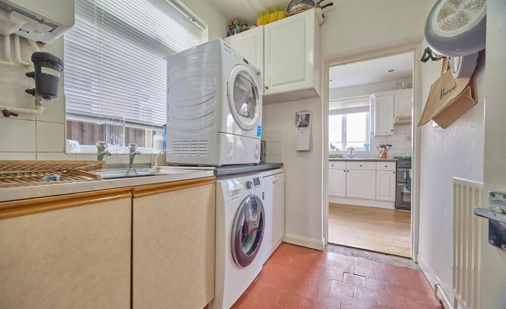 UTILITY ROOM TO SIDE