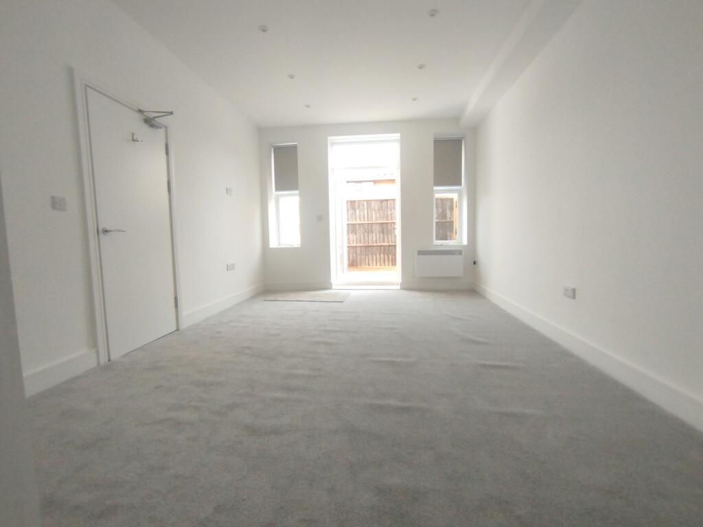 Flat 2 to let