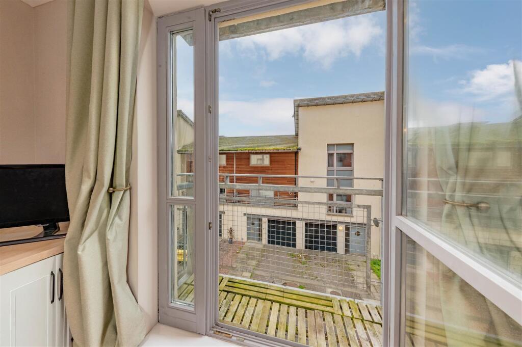 38 Thorter Row Dundee-14.JPG