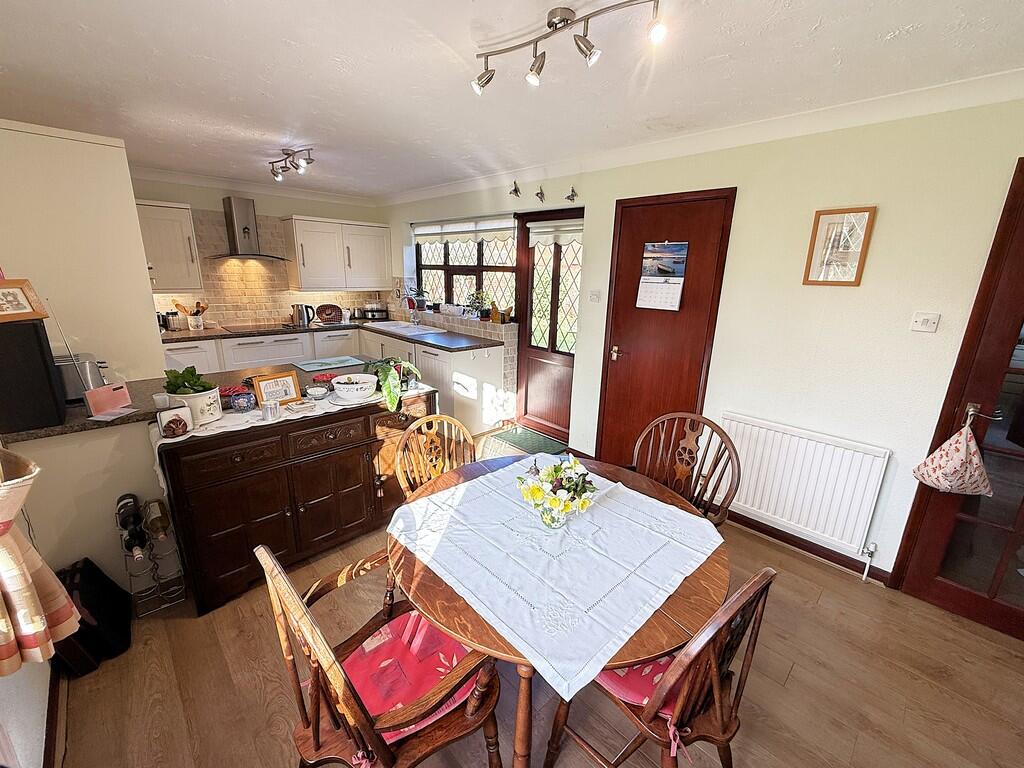 KITCHEN DINER 2