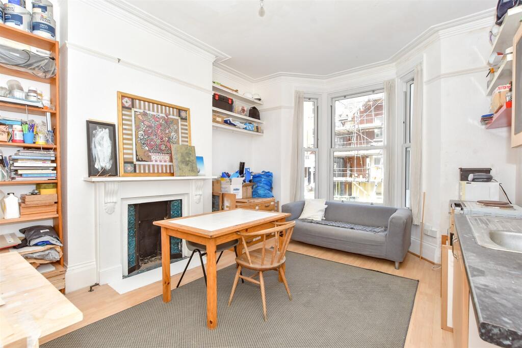 Lounge/Bedroom/ Kitchen