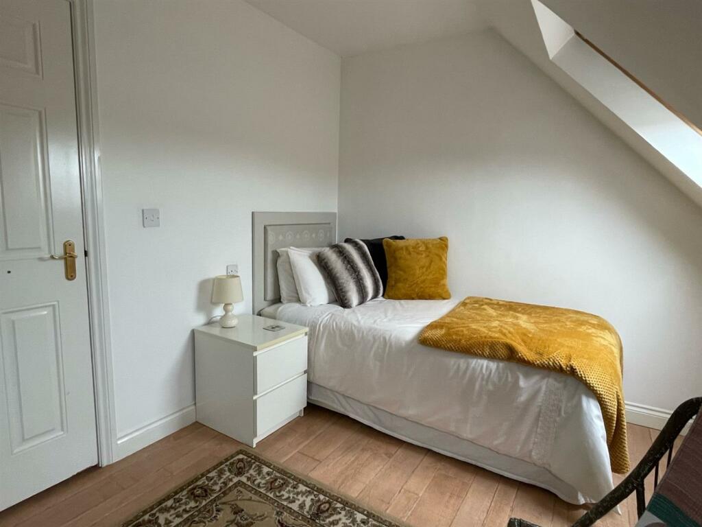 Bedroom..jpg