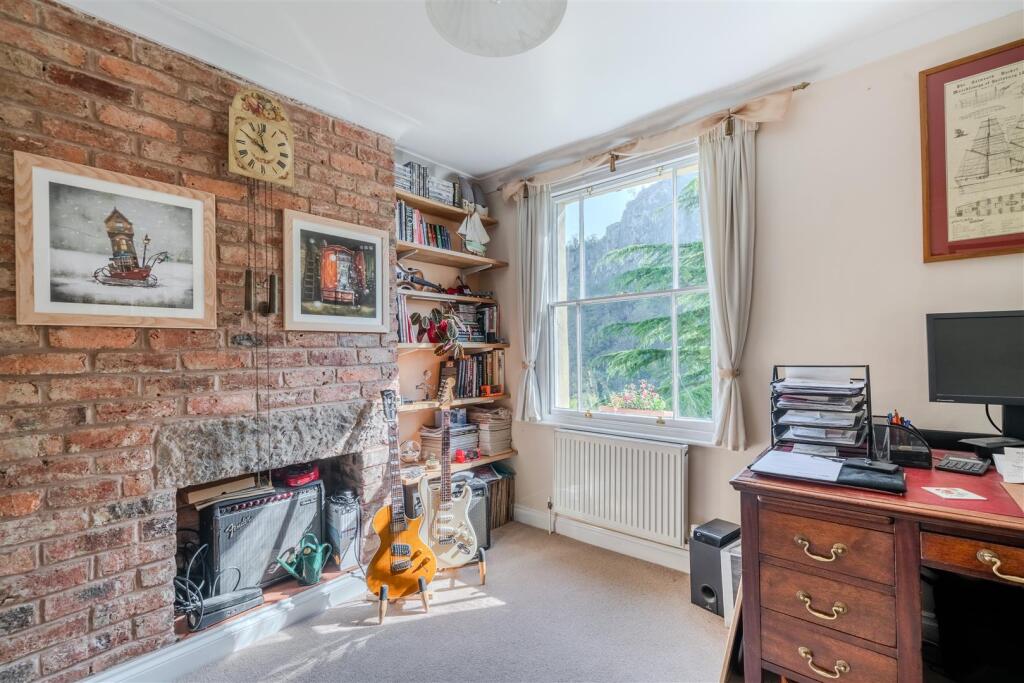 Bedroom4-2.jpg