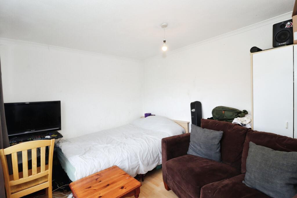 Lounge/Bedroom 5