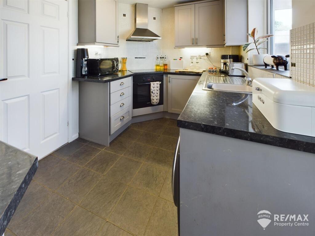 Kitchen (2).jpg