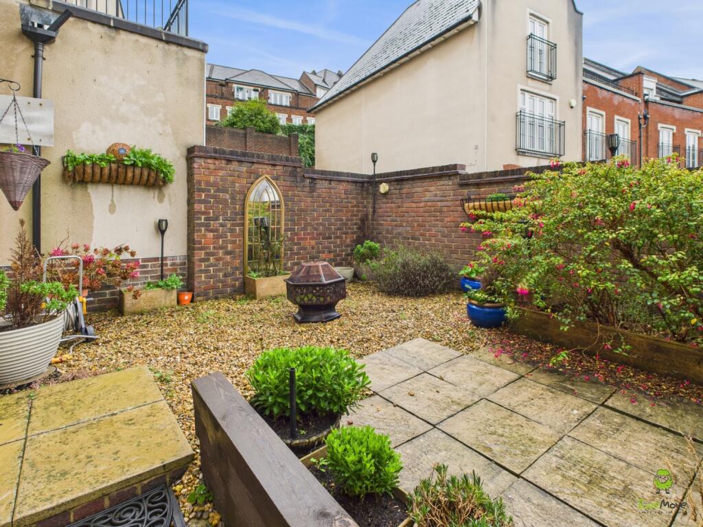 Courtyard Style Front Garden James Hillier Ewemove