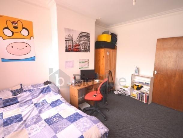 Cozy and well-kept double bedroom featuring a c...