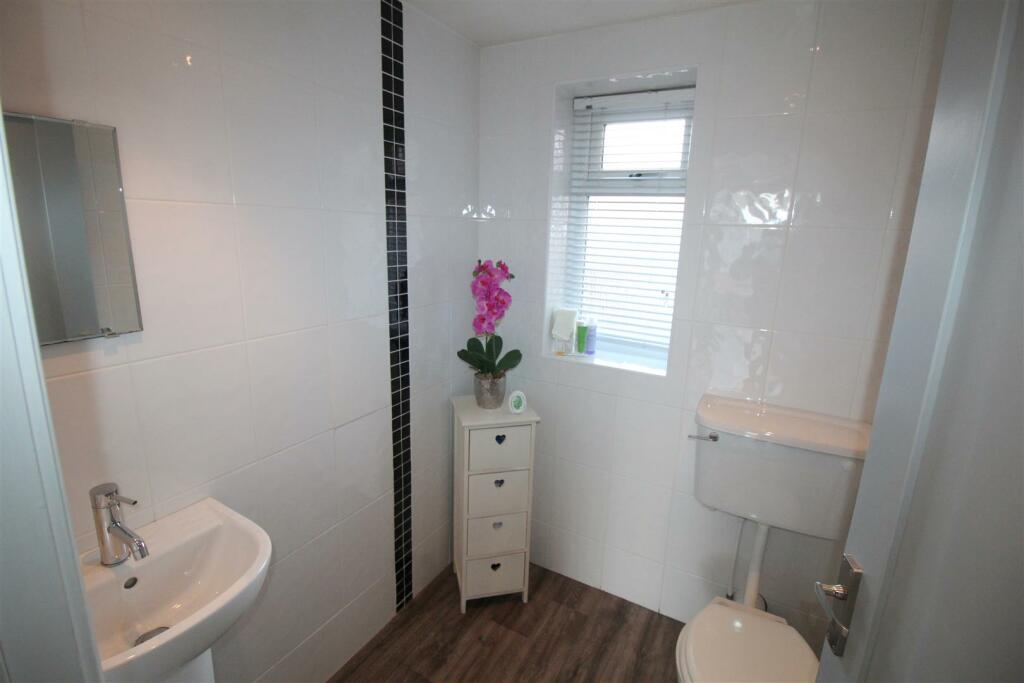 Marquis Drive, 10 Downstairs WC.JPG
