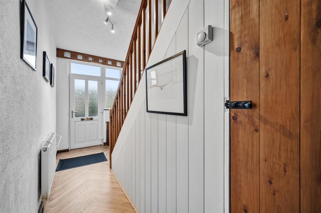 Entrance Hallway to front door.jpg