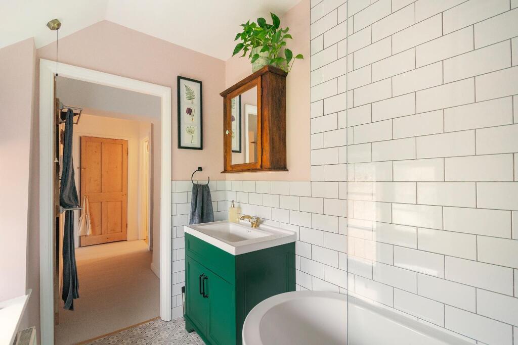 0N2CKN - Bathroom A.jpg