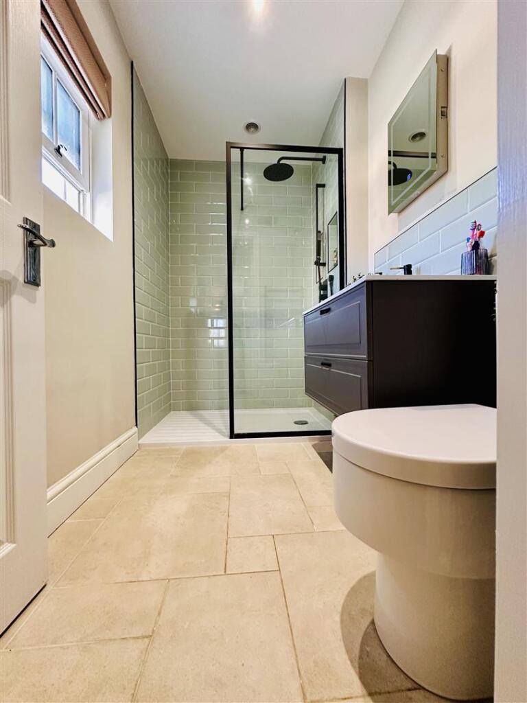 EN-SUITE SHOWER ROOM