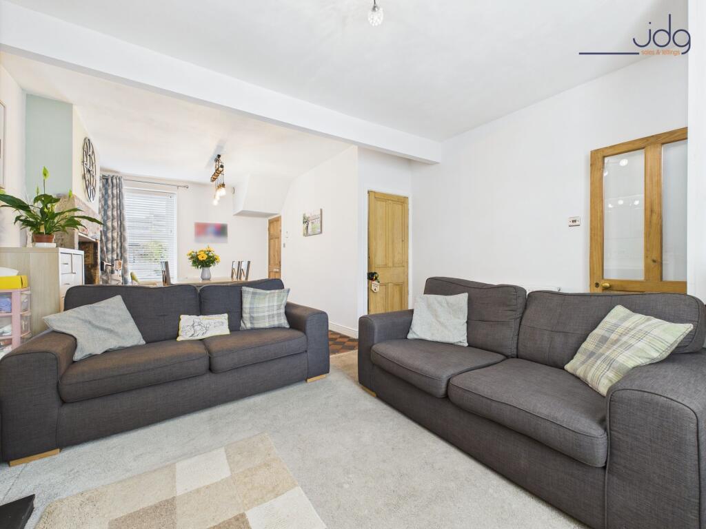 Spacious open-plan lounge diner