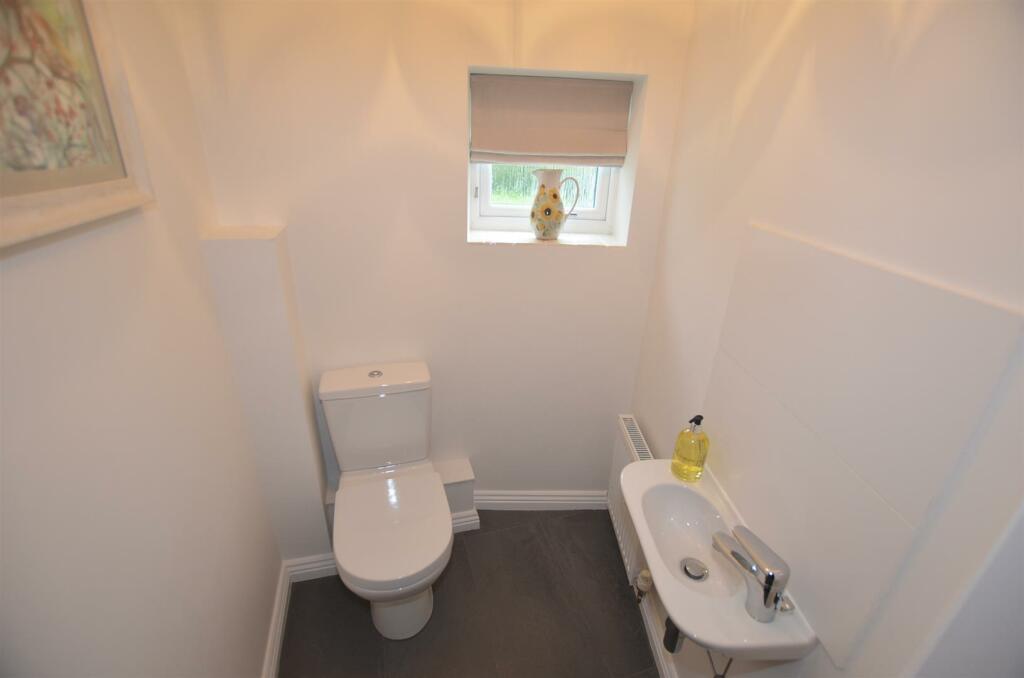 Guests Cloak Room/WC