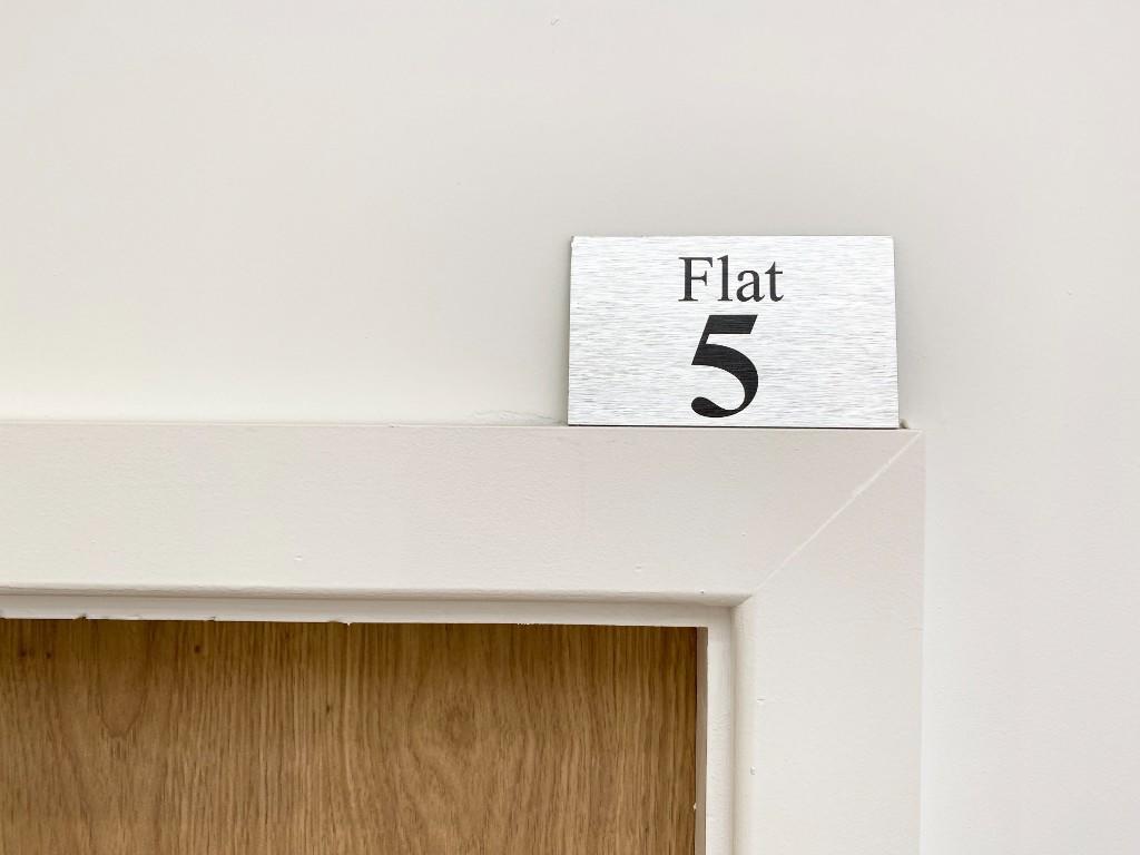 APARTMENT 5