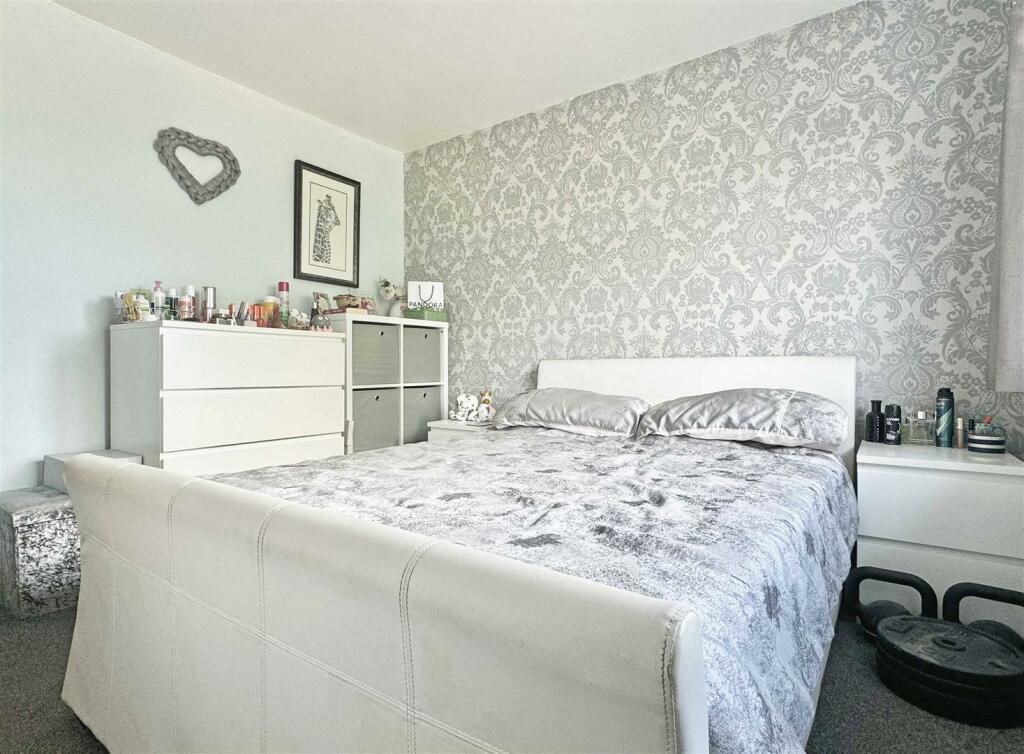 Bed 2.jpg