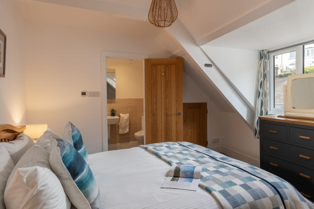 2A River View, Kingswear Bedroom 1 with Ensuite