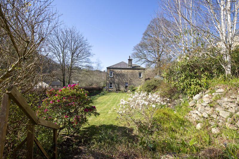 Garden &amp; Side Exterior