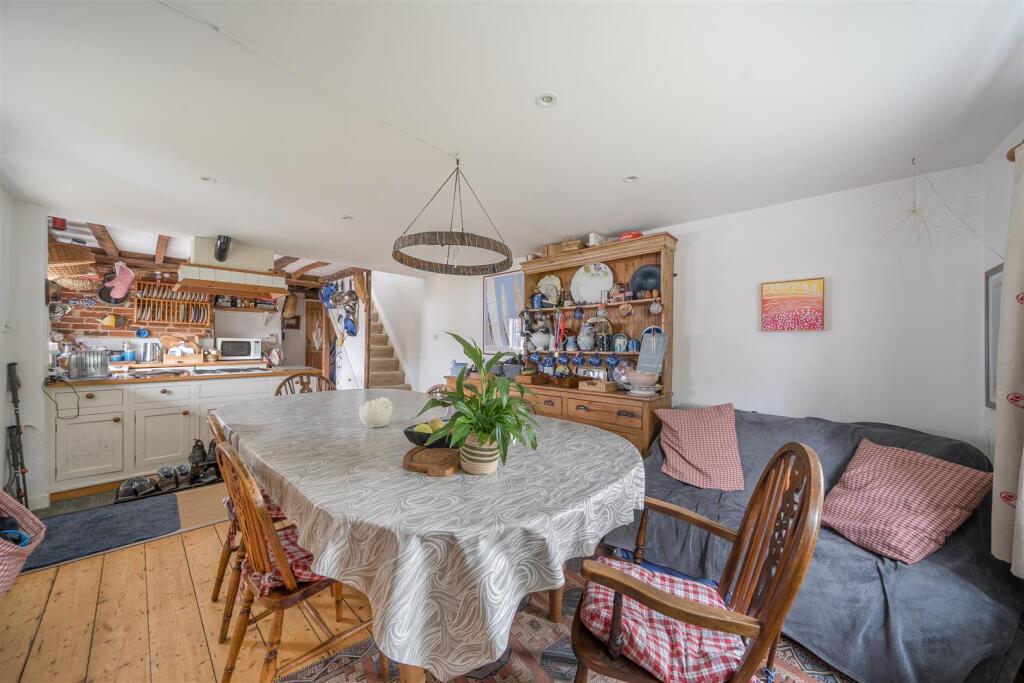 KITCHEN/DINING ROOM