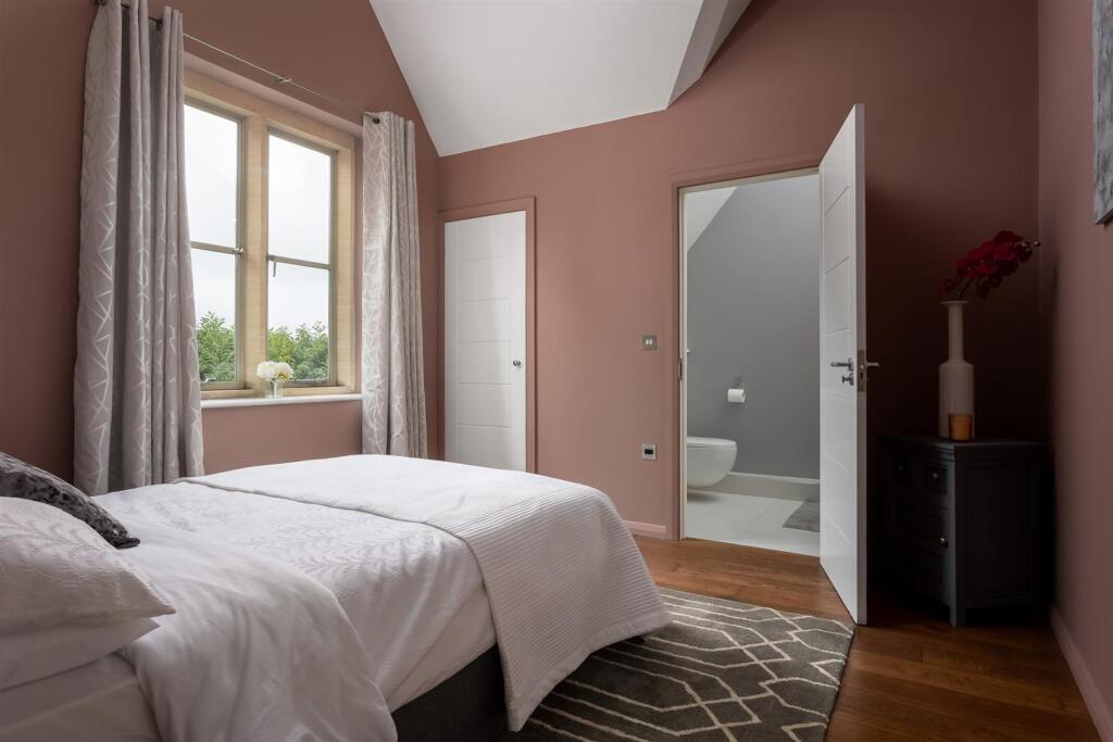 44 - Highfield House - GL54 4AA - Web.jpg