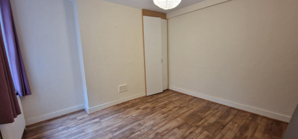 MIDDLE BEDROOM