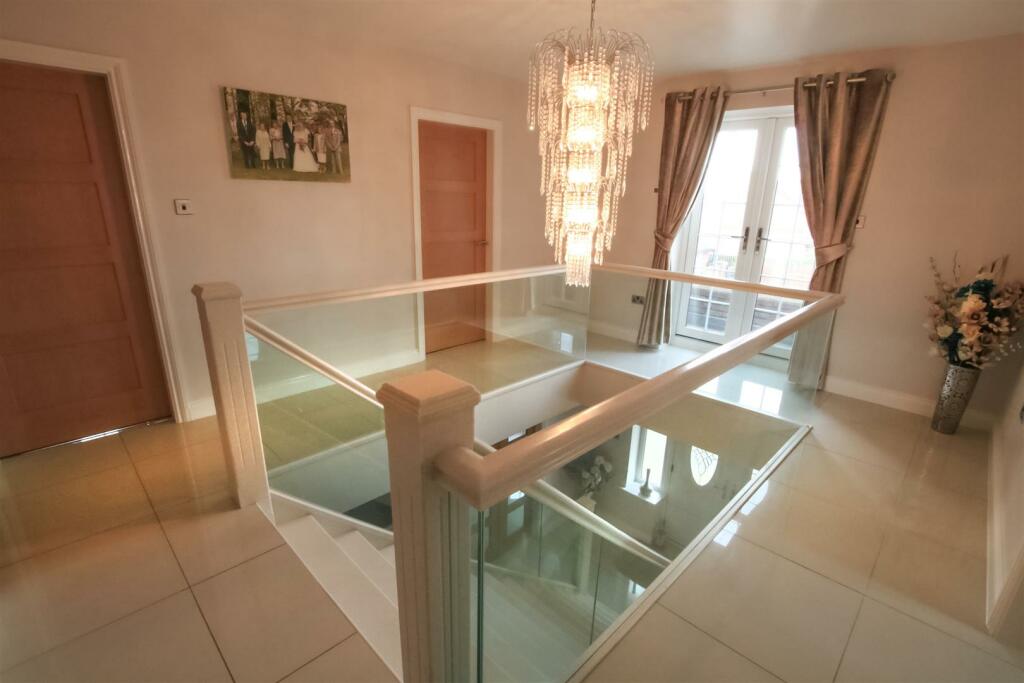 FIRST FLOOR GALLERIED LANDING