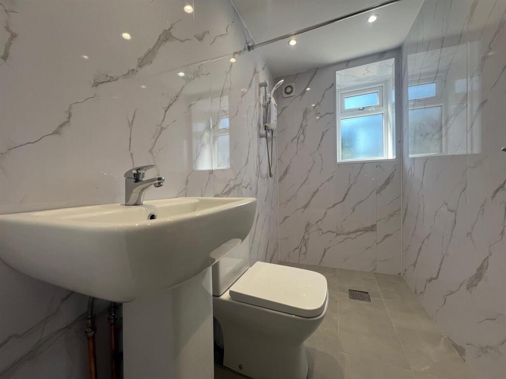 Flat1 wetroom.jpg