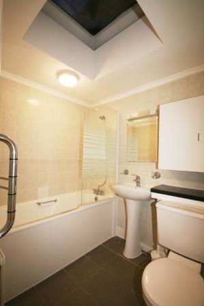 BM8upper bathroom.JPG