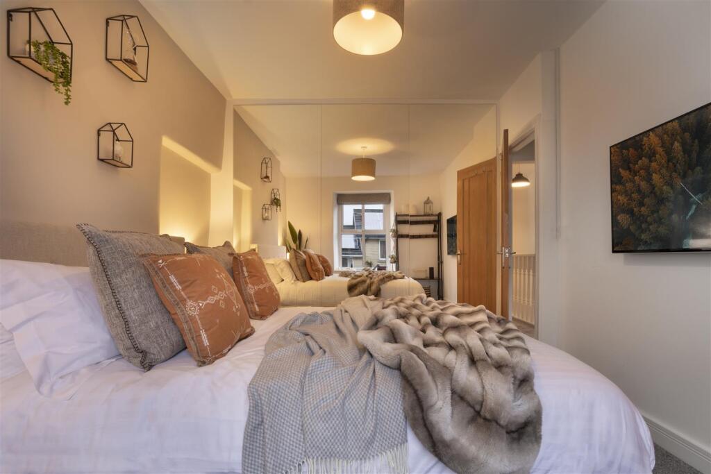 Master Bedroom - 03 copy.jpg