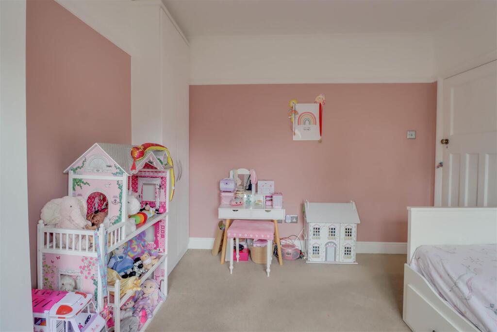 5 NORTH CRES INSIDE-7.jpg