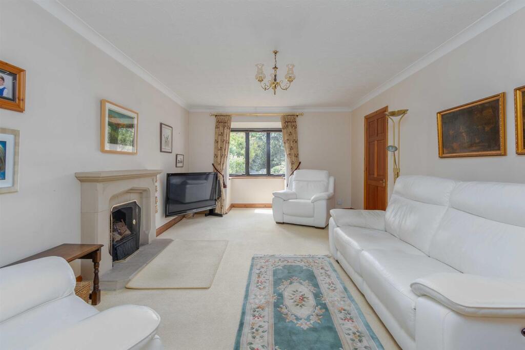 12 Manor House Close, Rugby (2).jpg