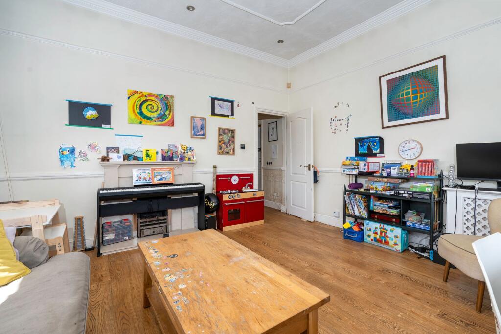 Reception 3 For Sale 3 Bedroom Flat Conservatory Court Upper Nowood SE19 www.steele.london