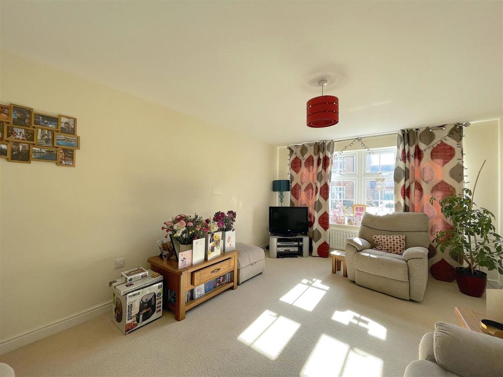 Living Room (4).jpeg