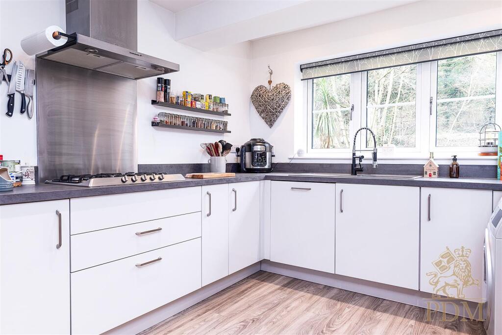 6 Byron Close Colwick Nottingham NG2 4BL