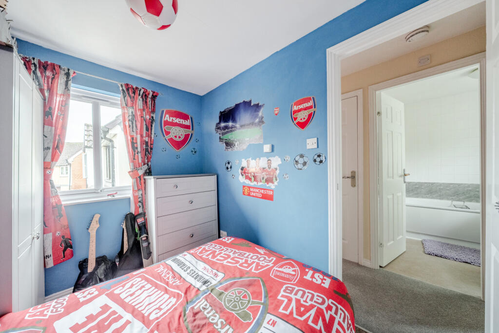 1376329-16-690c74...