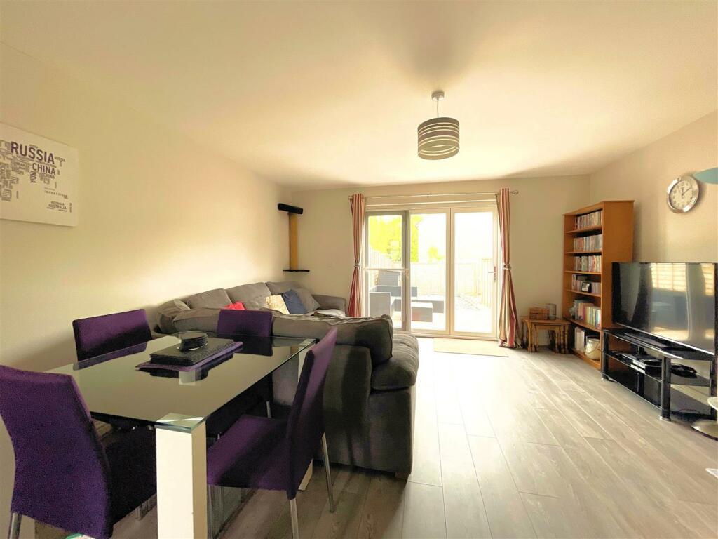 Living room 3.jpg