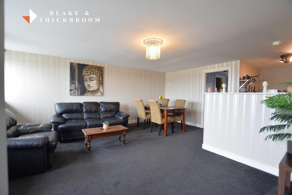 LOUNGE/KITCHENETTE