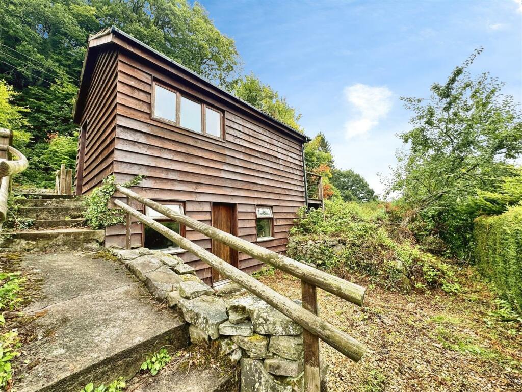 DETACHED TIMBER CLAD BUILDING