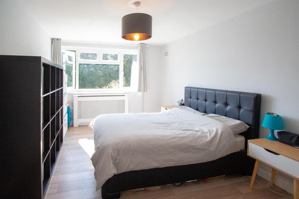 7a Heath Close - Bedroom 1.jpg