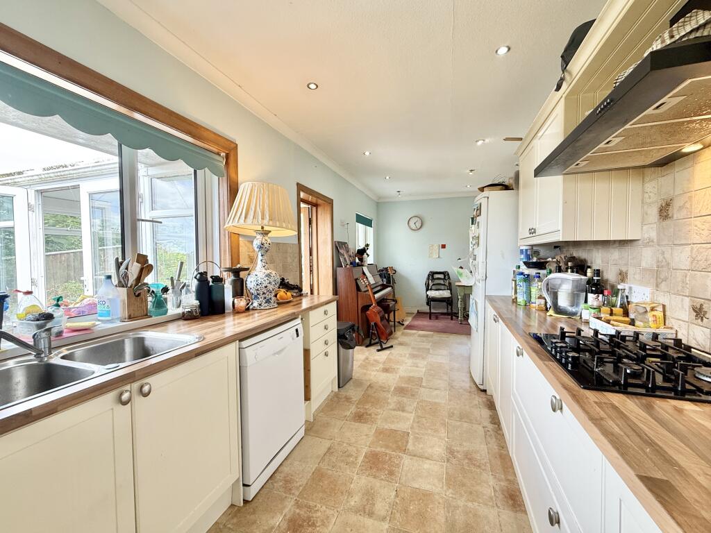 L-Shaped Kitchen/Diner