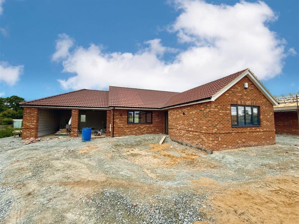 plot 1 front aspect in build.jpg